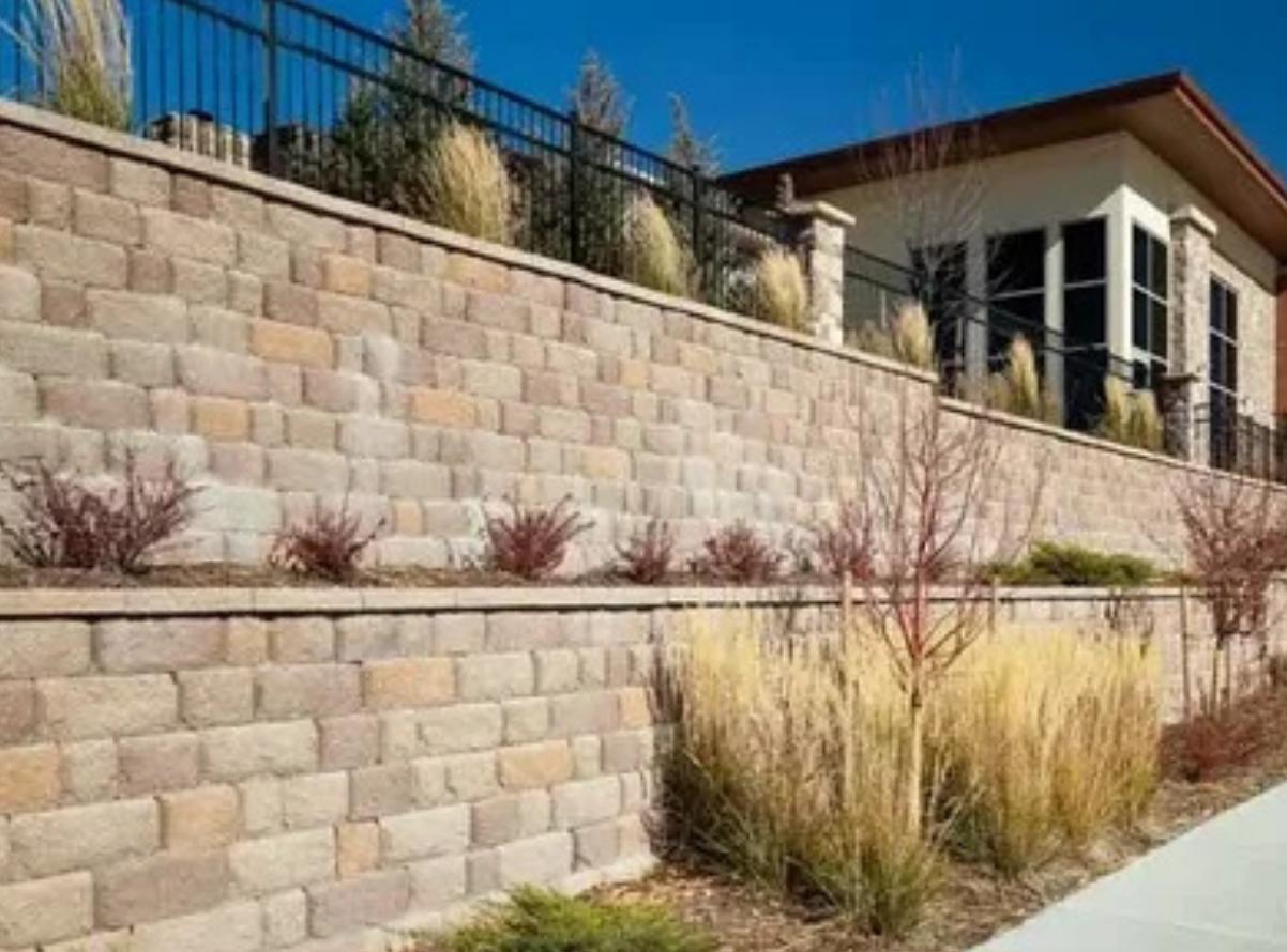 Regal Stone Pro Rockface Retaining Wall